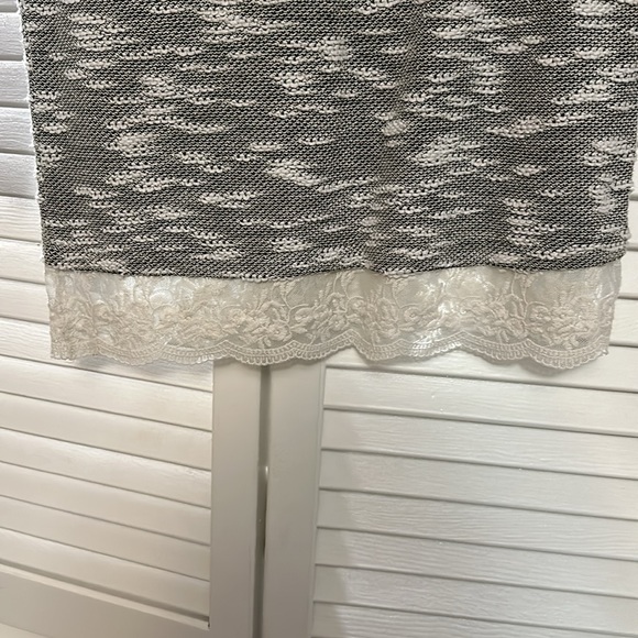 Loft grey and white size small women’s sweater - Picture 4 of 4